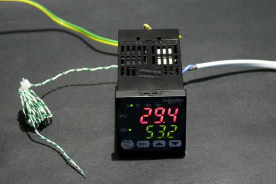 一個小型溫度控制器，內置PID，模糊邏輯，......和RS485上的MODBUS接口